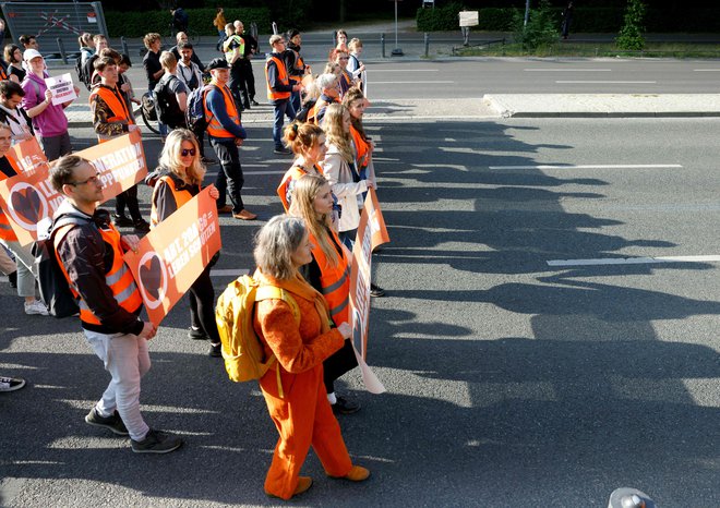 Aktivisti Zadnje generacije so v Berlinu protestirali proti racijam med njihovimi člani, ki so v sredo potekale v sedmih zveznih deželah FOTO: Odd Andersen/AFP