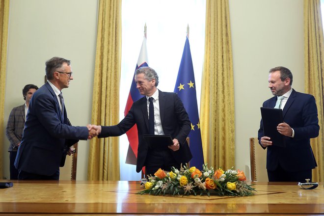 Predsednik vlade Robert Golob je podpisal dogovor o sodelovanju s poslancema italijanske in madžarske narodne skupnosti Felicejem Žižo (levo) in Ferencem Horváthom. FOTO: Blaž Samec/Delo