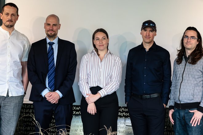 Predstavniki Tehnološkega foruma (od leve proti desni), Andraž Logar, Anže Voh Boštic, Anja Bergant,Gregor Rebolj in Andraž Tori. FOTO: Črt Piksi