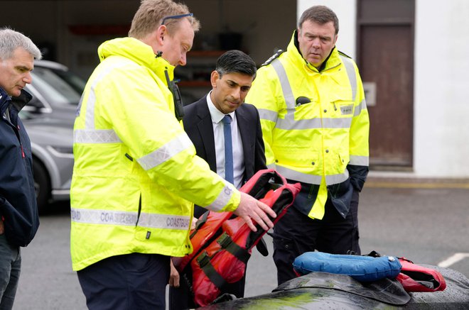 Premier Rishi Sunak se je po vzponu na oblast posvetil predvsem boju proti nezakonitim migracijam, ­zakonitega priseljevanja pa njegova vlada v tem času tako rekoč ni problematizirala. FOTO: Kirsty Wigglesworth/AFP