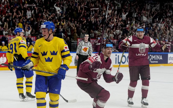 Latvija se je proti Švedski zavihtela v polfinale. FOTO: Ints Kalnins/ Reuters