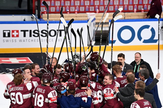 Latvijci so se takole veselili zgodovinske prve uvrstitve v polfinale svetovnega prvenstva. FOTO: Gints Ivuskans/AFP