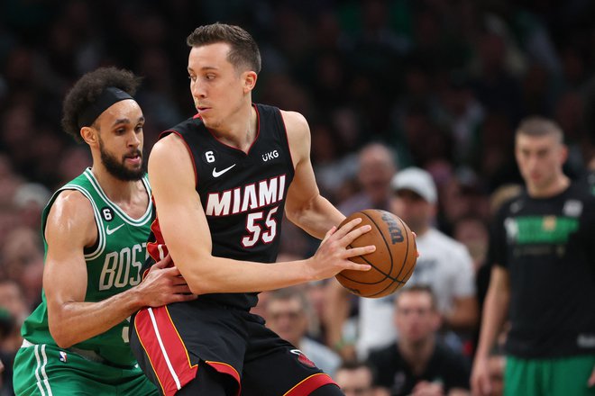 Miamijev najboljši strelec Duncan Robinson (desno) je bil premalo za razigrane Bostonove tekmece, med katerimi je bil prvi mož Derrick White (levo). FOTO: Maddie Meyer/AFP