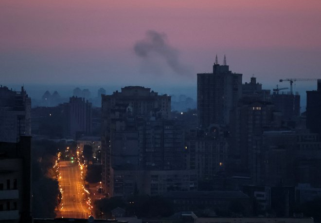 Dim nad Kijevom po današnjem raketnem napadu. FOTO: Gleb Garanich/Reuters