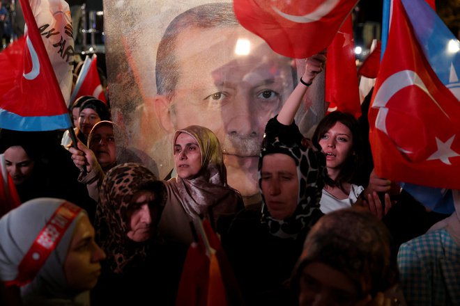 Recep Tayyip Erdoğan je v prvem krogu zbral dobra 2,5 milijona več glasov od opozicijskega tekmeca. FOTO: Umit Bektas/Reuters