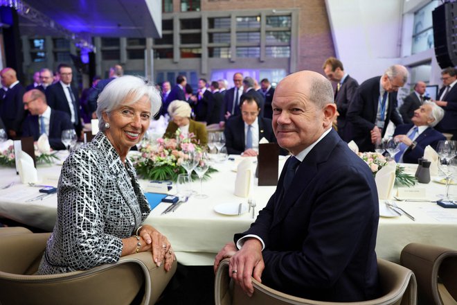 Predsednica ECB Christine Lagarde in nemški kancler Olaf Scholz med praznovanjem 25. obletnice obstoja evra na sedežu ECB v Frankfurtu FOTO: Kai Pfaffenbach/AFP