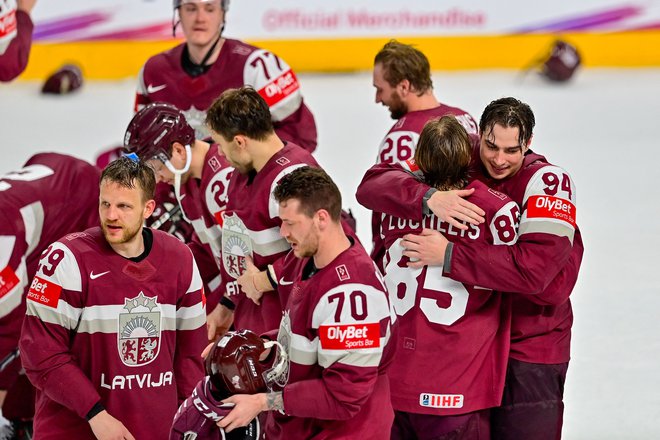 Latvijski hokejisti niso skrivali navdušenja po zgodovinski uvrstitvi v polfinale SP. FOTO: Gints Ivuskans/AFP