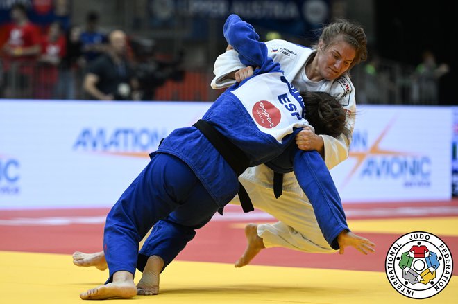 Andreja Leški (v belem kimonu) je v svojem uvodnem dvoboju po pravem maratonu strla odpor Španke Sarai Padilla Guerrero. FOTO: Tamara Kulumbegashvili/IJF