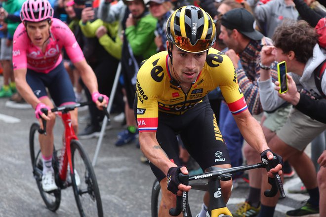 Primož Roglič v kraljevski etapi ni slekel rožnatega Gerainta Thomasa, a jutri bo poskusil še enkrat. FOTO: Luca Bettini/AFP