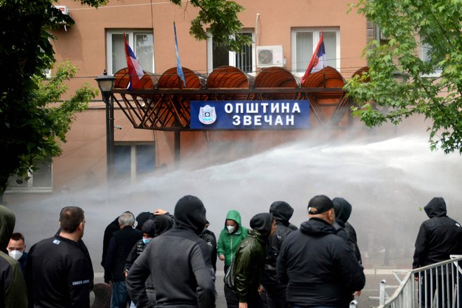 Proti srbskim protetsnikom so uproabili tudi vodni top. FOTO: Stringer/AFP