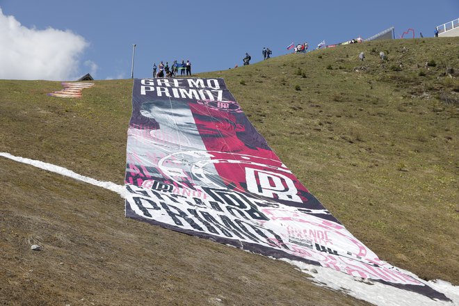 Navijači bodo Rogliča na vrhu Svetih Višarij pričakali tudi z ogromnim transparentom. FOTO: Jože Suhadolnik/Delo