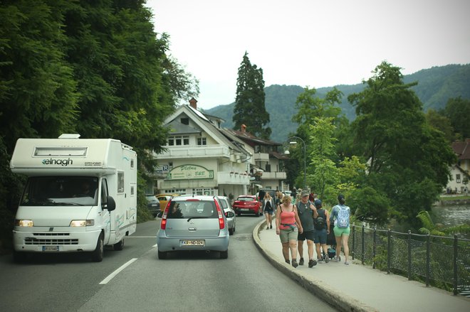 Avtodomi pri naših vodah nimajo urejenih parkirišč. FOTO: Jure Eržen/Delo