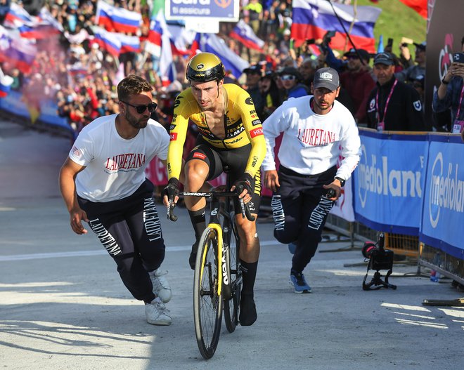 Primož Roglič je v zadnjem delu odločilne etape na pedala pritiskal z dušo in telesom. FOTO: Jože Suhadolnik