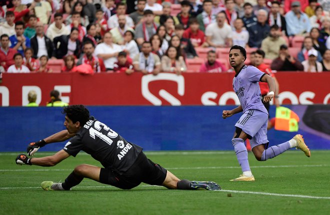 Rodrygo je z dvema goloma Real Madridu priigral zasuk v Sevilli. FOTO: Cristina Quicler/AFP
