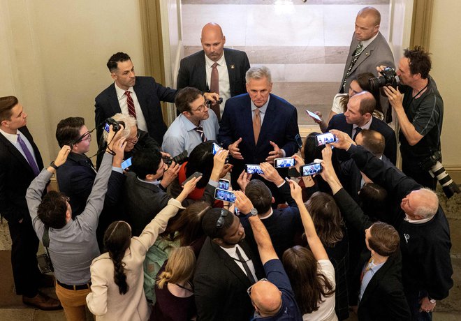 Republkanski prvak McCarthy je novinarjem govoril o načelnem dogovoru. FOTO: Kevin Dietsch/Afp