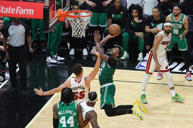 Marcus Smart je prevzel odgovornost ob zadnjem metu, delo je dokončal Derrick White. FOTO: AFP