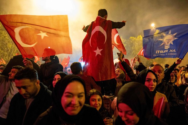 Slavje privržencev Recepa Tayyiap Erdoğana v Istanbulu. FOTO: Yasin Akgul/AFP