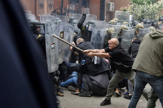 Natovi vojaki so se spopadli z občani Zvečana. FOTO: Laura Hasani/Reuters