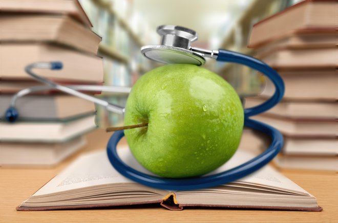 Zdravstvena pismenost obsega znanje, motivacijo in kompetence posameznikov za pridobivanje, razumevanje in uporabo informacij na področjih zdravstvene oskrbe, preprečevanja bolezni in promocije zdravja. FOTO: Shutterstock
