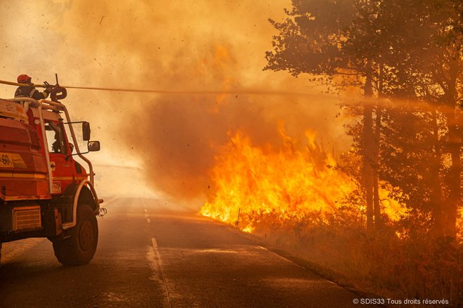 Za požarne sezone naj bi bili vse bolj značilni veliki požari, ki zahtevajo človeška življenja in uničijo območja, ki nato potrebujejo več časa za obnovo. FOTO: Sdis 33/Reuters