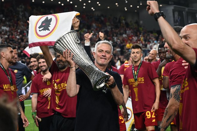 Jose Mourinho se je lani veselil lovorike v konferenčni ligi. FOTO: Ozan Kose/AFP