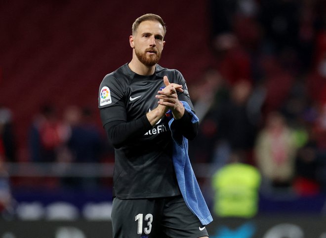 Jan Oblak zaradi poškodbe v zadnjem času ni branil za Atletico, v Parizu pa je spodbujal srbsko teniško igralko Olgo Danllović. FOTO: Isabel Infantes/Reuters