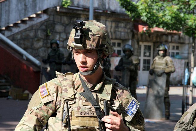 Brez prisotnosti tujih oboroženih sil na Kosovu še nekaj časa ne bo miru, o tem smo se lahko prepričali v preteklih dneh. Foto Stringer Reuters