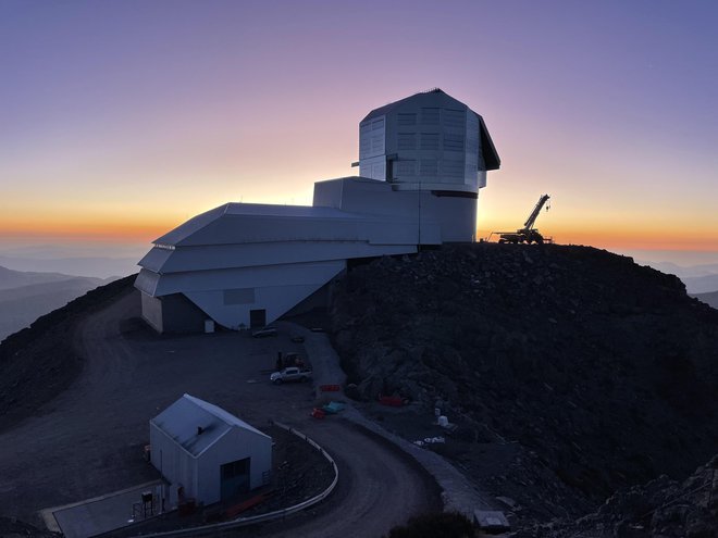 Observatorij Vere Rubin je visoko v Andih v Čilu, ki je za teleskope eno najboljših območij na planetu. FOTO: RubinObs/NSF/AURA/A. Alexov

 