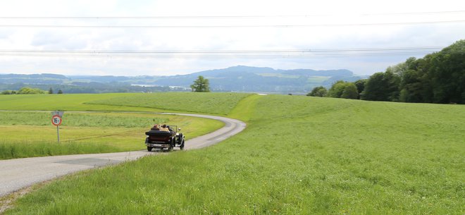 Vožnja po pokrajini jezera Mattsee z več kot 100 let starimi avtomobili austro daimler, katerih motorje je skonstruiral Ferdinand Porsche. FOTO: Milan Ilić