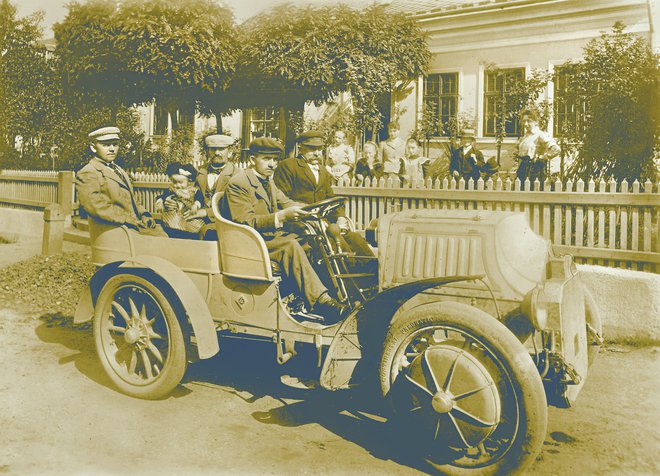 Ferdinand Porsche leta 1901 za volanom avtomobila lohner-porsche mixte FOTO: arhiv muzeja