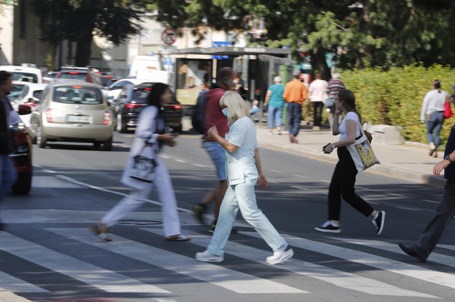 Zdravnik potrebuje za poseg asistenco najmanj dveh medicinskih sester. FOTO: Leon Vidic/Delo