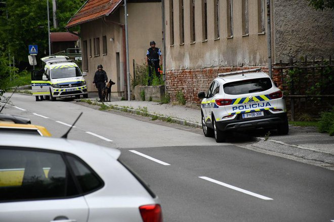 Danes dopoldne okoli 10.20 je neznani moški oropal pošto 9220 na Trgu Ljudske pravice 7 v Lendavi. FOTO: Oste Bakal