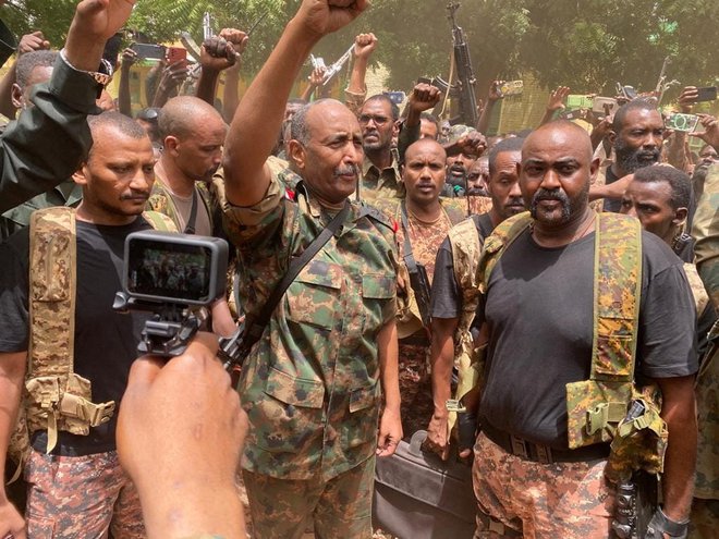 Vladne sile pod vodstvom generala Abdela Fataha al Burhana so odstopile od dogovora o prekinitvi ognja. FOTO: Reuters