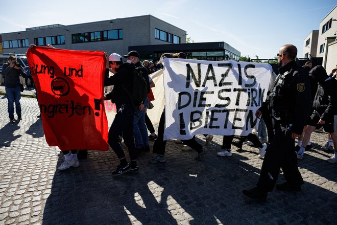 Podporniki Line E., ki so jo obsodili na zaporno kazen zaradi napadov na neonaciste, so protestirali pred sodiščem v Dresdnu. FOTO: Jens Schlueter/AFP