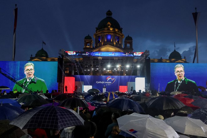 Prepričanje beograjskih protestnikov, da so komercialni mediji soodgovorni za razvoj in podpihovanje kulture nasilja, je prepričalo celo predsednika Aleksandra Vučića, da je namignil na ukinitev razvpite resničnostne oddaje. FOTO: Marko Djurica/Reuters