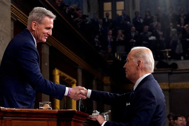 Ameriški predsednik Joe Biden in republikanski vodja predstavniškega doma Kevin McCarthy med letošnjim govorom o stanju v državi. FOTO: Jacquelyn Martin/Reuters