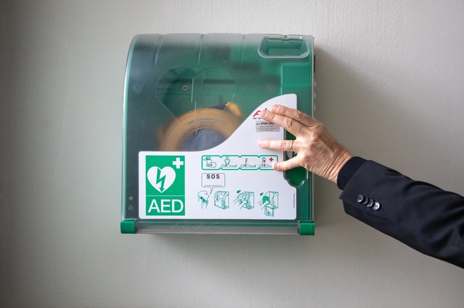 Pomembno je, da so defibrilatorji široko dostopni po vsej državi. To je eno ključnih poslanstev društva AED. FOTO: Voranc Vogel/Delo