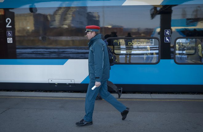 S še ugodnejšimi cenami abonentskih vozovnic na SŽ pričakujejo, da se bo število potnikov še povečalo. FOTO: Jože Suhadolnik/Delo