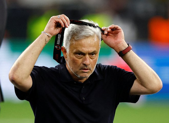 Mourinho je medaljo zalučal med publiko. FOTO: Reuters