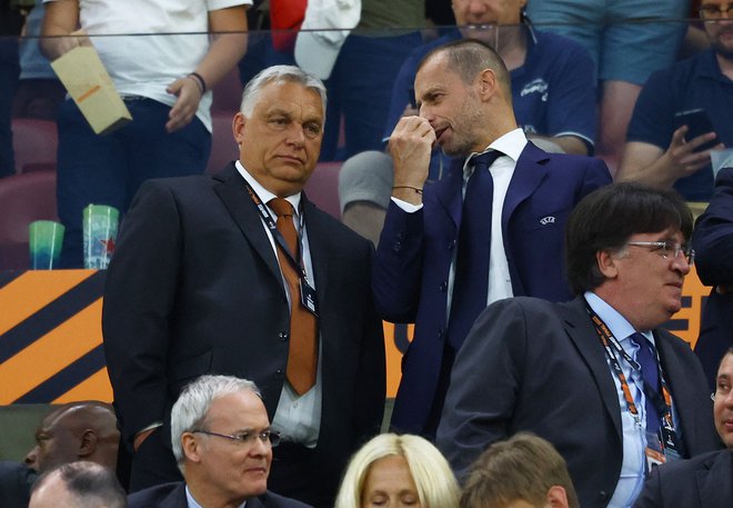 Madžarski premier Viktor Orban in predsednik Uefe Aleksander Čeferin med finalom evropske lige. FOTO: Bernadett Szabo/Reuters