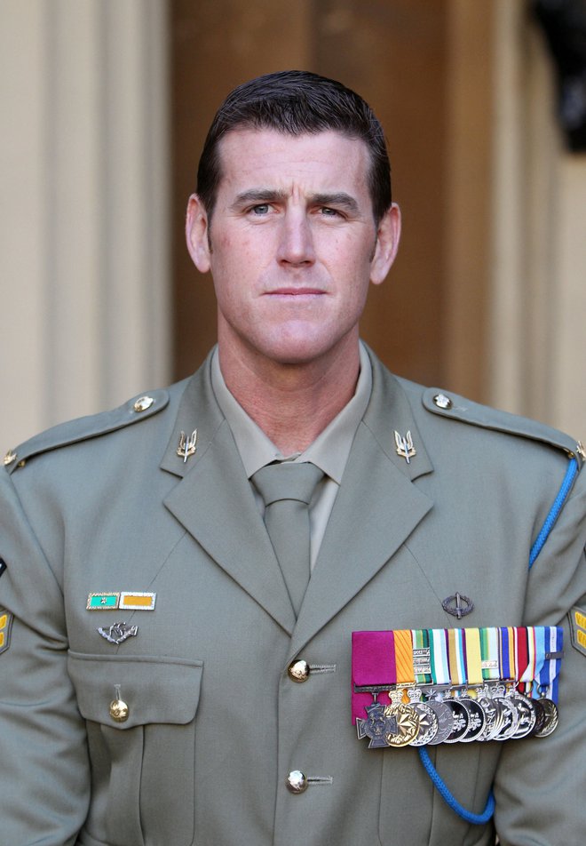 Ben Roberts-Smith ni bil prisoten na izreku razsodbe, mediji so ga dan prej ujeli ob bazenu na Baliju. FOTO:Lewis Whyld/AFP