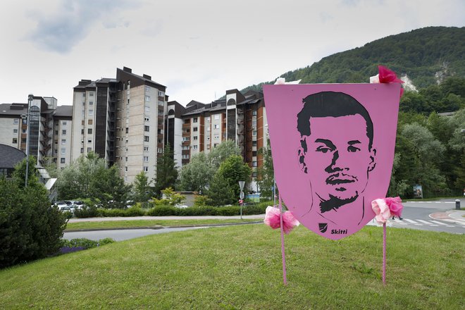 Slovenski kolesarski as je po zadnjem zmagoslavju morda res rožnati, a za domačine je predvsem sveti Primož. FOTO: Jože Suhadolnik