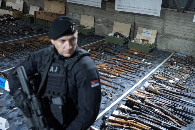 V odziv na tragedijo so številni prostovoljno oddali orožje. FOTO: Marko Djurica/Reuters