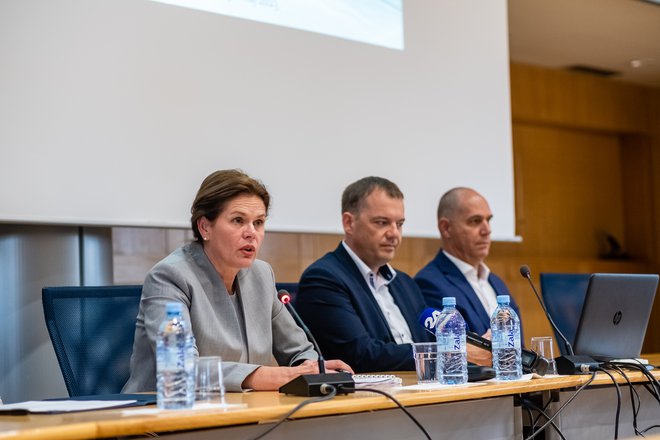 Analizo o smiselnosti ustanovitvo nove letalske družbe so predstavila (z leve) ministrica Alenka Bratušek, Matej Eljon in Jože P. Damijan. Foto Črt Piksi