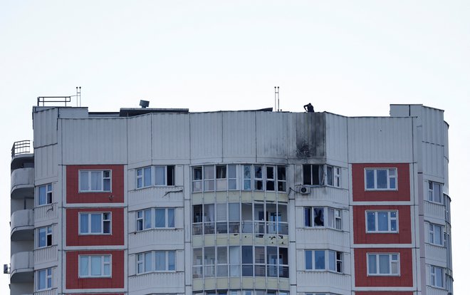 Poškodbe na stanovanjski stavbi v Moskvi po napadu dronov 30. maja. FOTO: Maksim Šemetov/Reuters