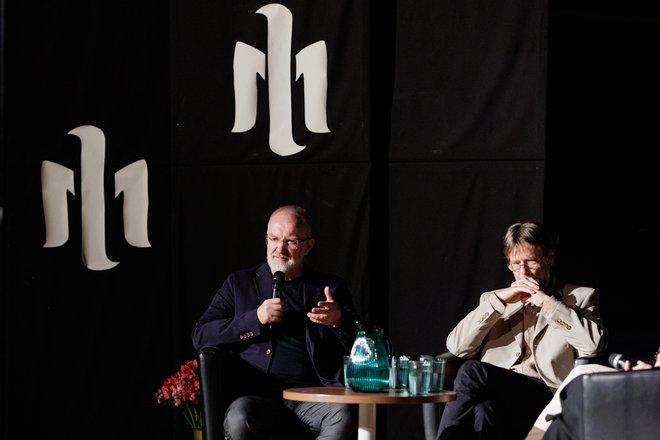 Pozabljamo, da nam identiteto omogočajo drugi ljudje, je na okrogli mizi spomnil psiholog Aleksander Zadel (levo). FOTO: Matjaž Rušt