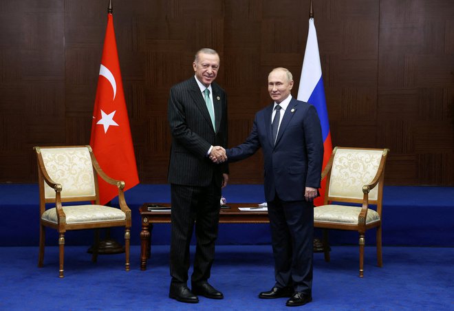 Recep Tayyip Erdoğan in Vladimir Putin nimata povsem enakih pogledov na vojno v Ukrajini, a kljub temu zlahka najdeta skupni jezik. FOTO: Vjačeslav Prokofjev/Reuters