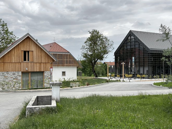 Dvorišče značilne domačije na Postojnskem zdaj uokvirja še novi objekt z recepcijo in restavracijo. FOTO: Arhiv 3B arhitekti