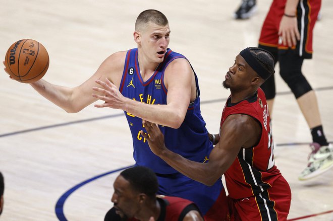 S trojnim dvojčkom je Nikola Jokić odprl finalni dvoboj lige NBA proti Miamiju. FOTO: Isaiah J. Downing/Usa Today Sports/Reuters Con