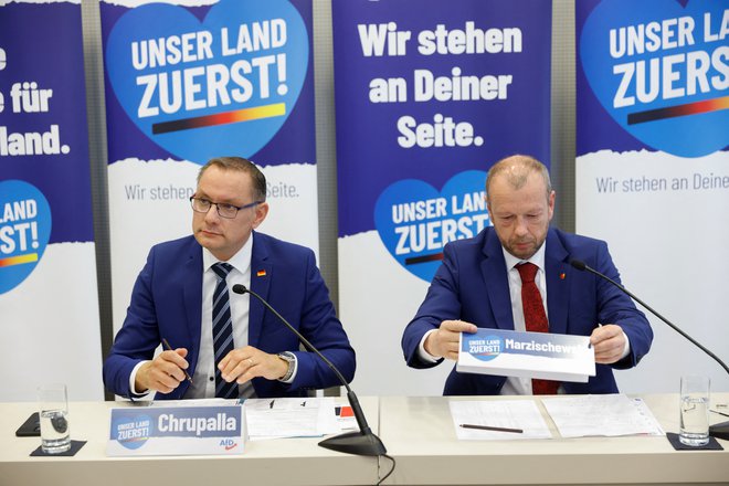 Predsednik AFD Tino Chrupalla (levo) je zadovoljen s podporo Nemcev njegovi stranki in prepričan, da je to dokaz, da ljudje vedo, da politike Zelenih vodijo v deindustrializacijo in draginjo. FOTO: Michele Tantussi/REUTERS